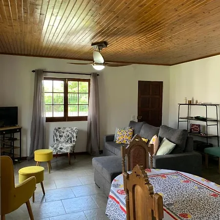 Charming 3-bed House Semesterbostad